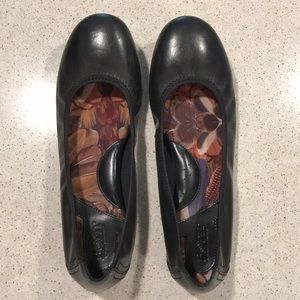 Born Black Ballet Flats Size 10